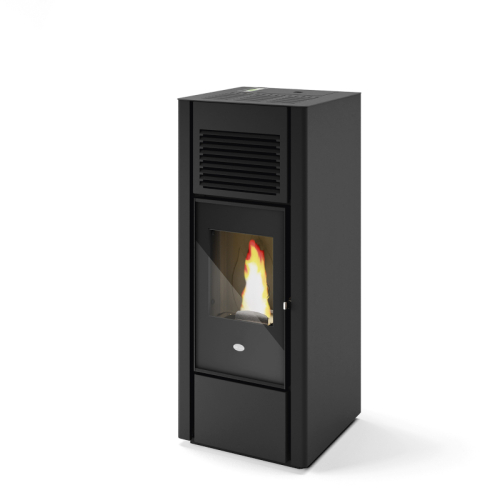Eva Calor Giusy Pelletofen mit moderner Stahlverkleidung, schwarzer Glasfront, großer Sichtscheibe und kompaktem Design – Modell mit doppelter Warmluftkanalisierung
