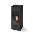 Eva Calor Nora Pelletofen mit eleganter schwarzer Glasfront, schlichter Stahlverkleidung und großer Sichtscheibe – kompakter Ofen für moderne Wohnräume