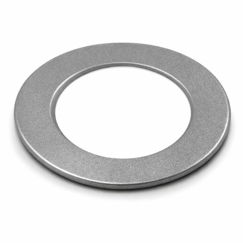 Das Bild zeigt die Ofenrohr Rauchrohr Wandrosette 120mm FAL Kaminrohr, ein Zubehörteil für Kamin- und Ofeninstallationen. Die runde, metallisch glänzende Rosette mit einer zentralen Öffnung hat einen Aussendurchmesser, der optimal auf ein Ofenrohr mit einem Durchmesser von 120 Millimetern abgestimmt ist und dient dazu, die Wandöffnung um das Ofenrohr herum sauber und ästhetisch zu verblenden.