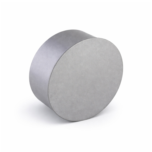 Das Bild zeigt eine Kapsel FAL 100 ø, eine zylindrische Metallkappe ohne sichtbare Öffnungen oder Einbuchtungen, die vermutlich zum Verschließen oder Schützen von Objekten mit entsprechendem Durchmesser verwendet wird. Die Kapsel scheint aus einem robusten Material gefertigt zu sein und hat eine glatte Oberfläche mit Gebrauchsspuren, die auf ihre Widerstandsfähigkeit hindeuten.