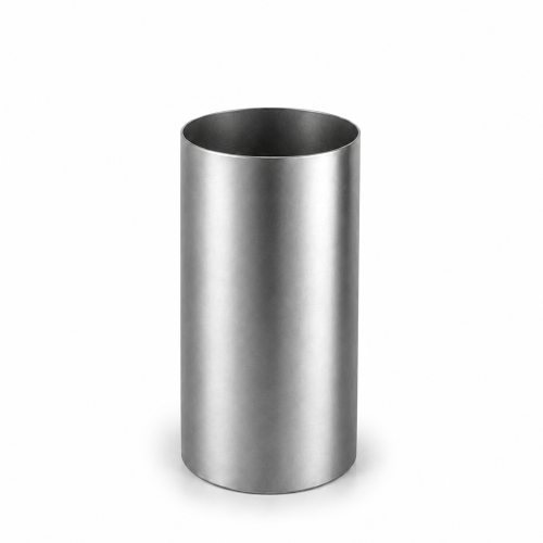 Das Bild zeigt das Produkt Rohr 0,25 m FAL 200 ø, ein zylindrisches Rohrstück aus Metall. Es dient der Darstellung des Produktes für potenzielle Käufer oder Interessenten, um die Beschaffenheit, das Material und die Form des Rohres zu veranschaulichen. Das Rohr scheint aus einem glänzenden Metall, vermutlich Stahl oder Aluminium, gefertigt zu sein und wird typischerweise in verschiedenen industriellen oder handwerklichen Anwendungen für den Transport von Flüssigkeiten, Gasen oder als Konstruktionselement verwendet.