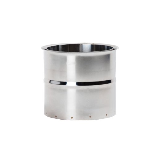 Das Bild zeigt das Produkt Ofenrohr Edelstahl Wandfutter doppelt DN 130mm, das für den Einbau in Wände gedacht ist, um Ofenrohre sicher durchzuführen. Zu sehen ist ein zylindrisches Element aus Edelstahl mit einer glänzenden, metallischen Oberfläche und mehreren Nieten. Es hat eine Erweiterung in der Mitte, was typisch für ein Wandfutter ist, um einen stabilen und sicheren Übergang zwischen den Ofenrohrsegmenten und der Wanddurchführung zu gewährleisten.