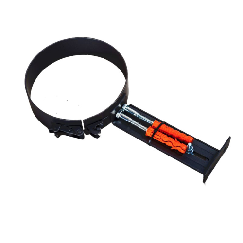 Das Bild zeigt eine schwarze Rohrhalterung für 2mm Rohre mit einem Durchmesser von 120 mm, zu sehen ist ein robustes Band mit Verschlusssystem und einer daran befestigten Montageplatte, die über eine Schraubverbindung verstellbar erscheint. Die Halterung wird benutzt, um das Rohr sicher und fest an seinem Platz zu befestigen.