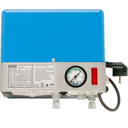 Das Bild zeigt ein Druckspeicheraggregat Typ 330, eine Heizölpumpe für zentrale Ölversorgungssysteme. Zu sehen ist eine blaue Gehäuseabdeckung, im unteren Bereich befindet sich ein Manometer neben einer roten Warnleuchte und darunter sind verschiedene Anschlüsse für die Ölleitungen erkennbar. Auf einem Typenschild sind technische Daten und Sicherheitshinweise aufgedruckt. Das Bild dient dazu, das Aussehen und die Hauptkomponenten des Geräts für Interessenten oder Anwender darzustellen.