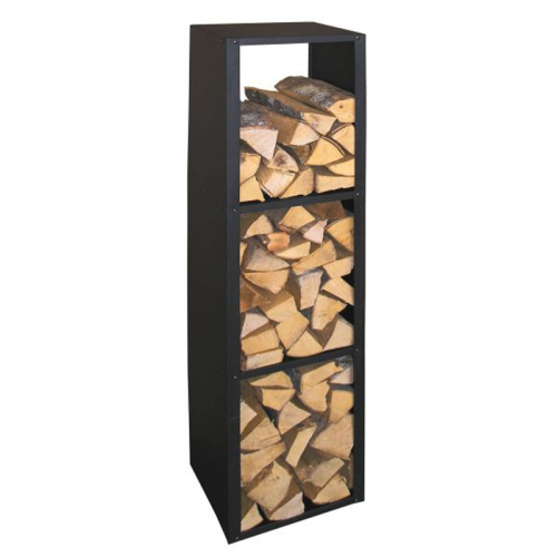 Das Bild zeigt ein schwarzes Metall-Holzregal, besetzt mit stapelweise angeordnetem Brennholz, das den Zweck des Regals als Aufbewahrungsort für Kaminholz verdeutlicht.