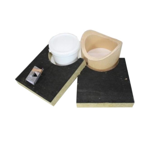 Das Bild zeigt ein Anschlussstutzen Set aus Schamotte mit verschiedenen Durchmessern. Das Set besteht aus zwei Schamotteplatten mit darauf befestigten Anschlussstücken: eines ist rund, das andere hat eine ovale Öffnung. Zudem sieht man Befestigungsmaterial, das wahrscheinlich zur Montage der Anschlussstücke dient. Diese Konstruktion kommt typischerweise beim Anschluss von Heiz- oder Abgasanlagen zum Einsatz, wie beispielsweise beim Anschließen von Kaminrohren an den Schornstein.