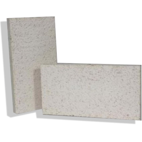 Das Bild zeigt Schamotteplatten in verschiedenen Größen, die gegen einen unscharfen, neutralen Hintergrund positioniert sind. Die Platten sind rechteckig und haben eine helle, poröse Textur, was typisch für Schamottestein ist, der für seine Hitzebeständigkeit und Wärmespeicherfähigkeit bekannt ist. Der Zweck des Bildes ist es, das Aussehen und die Beschaffenheit der Schamotteplatten zu präsentieren, die üblicherweise im Ofenbau und für feuerfeste Anwendungen verwendet werden.