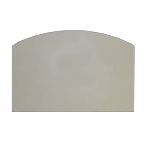 Eine klare, bogenförmige Glasscheibe, passend für Termoisotta von La Nordica, ist auf einem weißen Hintergrund abgebildet. Das Bild zielt darauf ab, die Form und die Beschaffenheit des Glases zu zeigen, das als Ersatzteil für einen bestimmten Kaminofenmodell verwendet wird.