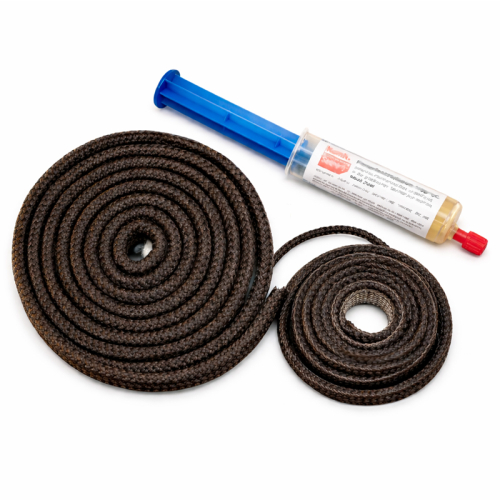 Das Bild zeigt ein Dichtset passend für den Kaminofen Gaia / Gaia Forno von La Nordica. Zu sehen sind zwei Arten von Dichtschnüren, eine in schwarz und die andere in grau, welche jeweils zu Kreisen aufgerollt sind, sowie eine Tube mit Dichtkleber. Dieses Set dient dazu, die Dichtigkeit des Kaminofens sicherzustellen, um eine optimale Funktion und Sicherheit zu gewährleisten.