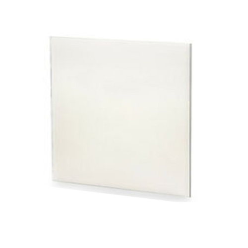 Das Bild zeigt eine rechteckige, transparente Glasscheibe, die als Ersatzteil für den Kaminofen Rossella R1 von La Nordica fungiert. Die Glasscheibe ist dazu gedacht, in den Ofen eingebaut zu werden, damit man durch sie das Feuer betrachten kann, während sie gleichzeitig die Wärme im Raum hält und vor Funkenflug schützt.