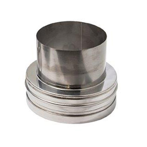 Das Bild zeigt das Produkt DW Complete Übergang EW/DW Kesselanschlussstück 130mm, ein zylindrisches Bauteil aus Metall mit verschiedenen Durchmessern und Absätzen für den Einsatz in Abgasanlagen. Es dient dazu, einen Übergang zwischen zwei unterschiedlichen Abschnitten oder Systemen einer Abgasanlage zu schaffen, wobei die präzise Passform für eine sichere und dauerhafte Verbindung sorgt. Die glänzende Oberfläche des Metalls lässt auf eine hohe Materialqualität schließen, die für derartige Anwendungen erforderlich ist, um den Einflüssen von hohen Temperaturen und potentiell korrosiven Abgasen zu widerstehen.