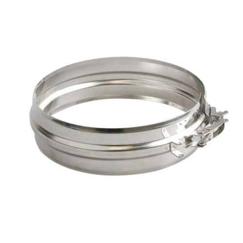 Das Bild zeigt das Produkt Schiedel ICS Klemmband B=57mm DN 550mm. Es handelt sich dabei um ein Metallklemmband mit einer Bandbreite von 57 Millimetern und ist für Rohre mit einem Durchmesser von 550 Millimetern geeignet. Das Klemmband wird in der Regel verwendet, um Abschnitte eines Schornstein- oder Abgasrohrsystems sicher miteinander zu verbinden, um die strukturelle Integrität und Dichtigkeit des Systems zu gewährleisten. Das Klemmband besteht aus Edelstahl und verfügt über einen Verschlussmechanismus, der eine einfache Montage ermöglicht.