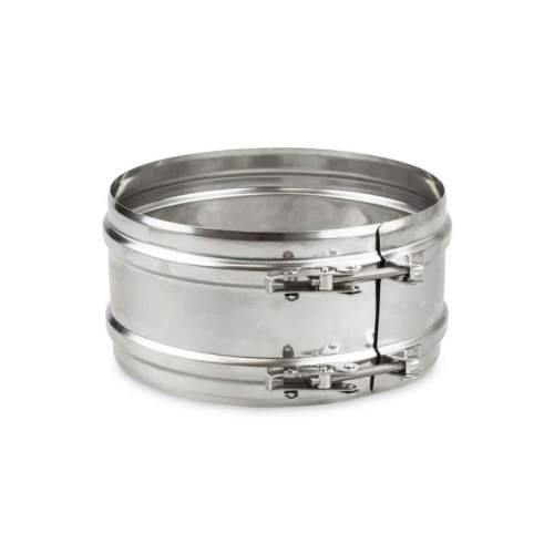 Das Bild zeigt das Produkt Schiedel ICS Klemmband statisch B=108mm DN 550mm, ein zylindrisches Metallband mit einem Durchmesser von 550 mm, das aus glänzendem Edelstahl besteht und mit mehreren Spannverschlüssen versehen ist. Das Klemmband wird verwendet, um Rauchrohrteile in einem Schiedel-Schornsteinsystem zu befestigen und eine stabile Verbindung zu gewährleisten.