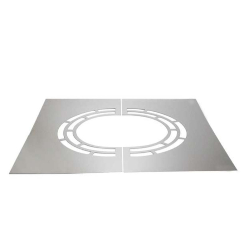 Das Bild zeigt die Schiedel ICS Abdeckblende mit Hinterlüftung, die zweiteilig ist und für einen Neigungswinkel von 30-45° sowie für einen Rohrdurchmesser von 150mm passend für DN 100mm vorgesehen ist. Die Abdeckblende besteht aus Metall, ist silberfarben und in der Mitte mit einem kreisförmigen Ausschnitt sowie um diesen herum mit mehreren Öffnungen für die Hinterlüftung versehen. Diese Konstruktion dient dazu, die Öffnung für ein Schornsteinrohr abzudecken und gleichzeitig eine angemessene Lüftung zu gewährleisten.