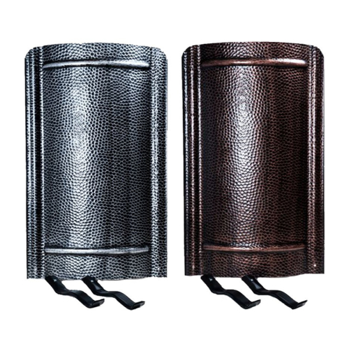 Das Bild zeigt zwei Ofenschirme gehämmert in der Größe 90x40 cm in unterschiedlichen Ausführungen, einen in silberfarben und einen in bronzefarben. Beide Schirme haben eine gehämmerte Oberflächenstruktur und sind an den unteren Ecken mit schwarzen Standfüßen versehen. Der Zweck dieses Bildes ist es, das Design und die Farbvarianten des Ofenschirms zur Schau zu stellen, damit potenzielle Käufer eine visuelle Vorstellung vom Produkt erhalten und ihre Einrichtung entsprechend planen können.