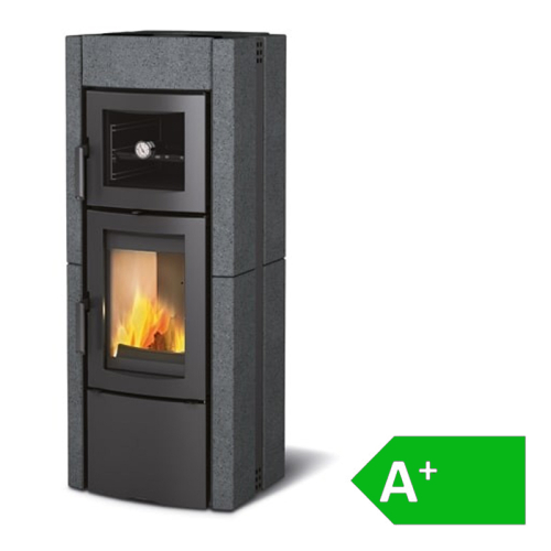 Das Bild zeigt den Ester Forno Evo 8,2 kW Kaminofen La Nordica in seiner ganzen Pracht. Das Produkt ist ein moderner, hochrechteckiger Kaminofen mit einer großen Feuerstelle auf der unteren Hälfte, die durch eine Glasscheibe sichtbar ist, wo lodernde Flammen zu sehen sind. Über der Feuerstelle befindet sich ein weiteres kleineres Fach mit einer Glastür, vermutlich zum Backen oder Erwärmen von Speisen. Der Kaminofen ist in einem dunklen Farbton gehalten und hat seitliche Verkleidungen, die aussehen, als wären sie aus Stein oder einem steinähnlichen Material. Auf der rechten unteren Seite des Bildes ist ein grünes Energiesiegel mit einem A+ zu erkennen, was auf eine hohe Energieeffizienz des Geräts hindeutet. Das Bild zielt darauf ab, den Kaminofen als energieeffizientes und stilvolles Heiz- und Kochgerät zu präsentieren.