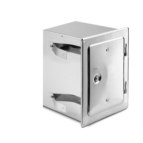 Das Bild zeigt den Schiedel Prima Plus PPL Putztür mit Schieberahmen in verschiedenen Größen. Es handelt sich um ein Reinigungs- oder Wartungszubehör für Schiedel-Kaminsysteme, das eine rechteckige Metalltür mit einem Schloss und Scharniermechanismus darstellt. Die Putztür ermöglicht den Zugang zum Inneren des Kamins für Wartungs- und Reinigungsarbeiten. Die Konstruktion besteht aus robustem Metall, und der Schieberahmen ist vermutlich zur Größenanpassung oder zur Sicherung der Putztür im Kaminschacht konzipiert.