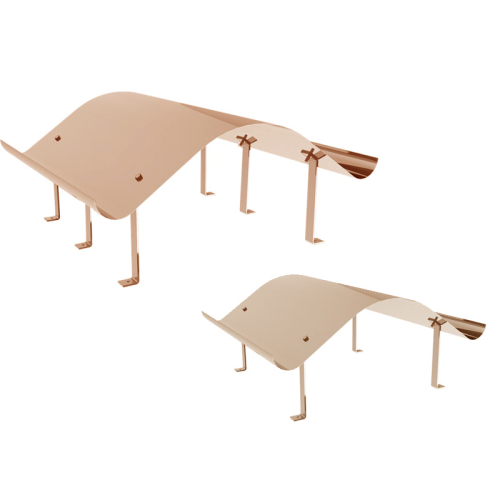 Das Bild zeigt zwei verschiedene Größen der Kupfer Schornstein Hauben im Napoleon-Stil, die zur Abdeckung von Schornsteinen auf Dächern verwendet werden. Die Hauben haben eine geschwungene Form und sind mit Halterungen versehen, die eine Montage auf dem Schornstein ermöglichen. Sie dienen zum Schutz vor Witterungseinflüssen und verhindern das Eindringen von Regen und Schnee in den Schornstein.