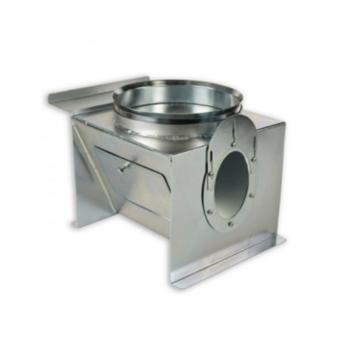 Das Bild zeigt den Schneckenkasten für Pelletsilo - Anschluss für Förderschnecke, ein Metallgehäuse, das in Anlagen zur Förderung von Pellets eingesetzt wird. Es bietet eine Schnittstelle für die Befestigung einer Förderschnecke an ein Pelletsilo. Das robuste Material und die verschweißten Nähte weisen auf eine hohe Langlebigkeit und Stabilität hin. Weiterhin ist an der Seite des Kastens eine Öffnung sichtbar, die vermutlich zum Anschluss an weitere Komponenten der Fördertechnik dient.