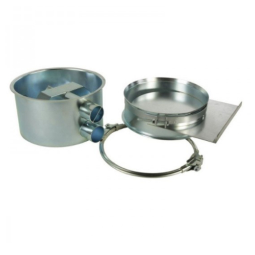 Das Bild zeigt den Textilspeicher Anschlusskasten für Saugsystem, ein Bauteil für zentrale Staubsauganlagen. Es besteht aus einem runden, metallischen Behälter mit Anschlüssen, einem Metallring mit einer Verschlussvorrichtung und einem flexiblen Metallschlauch. Dieser Anschlusskasten wird typischerweise verwendet, um Textilspeicher mit Rohrsystemen für Staubsaugeranlagen zu verbinden.