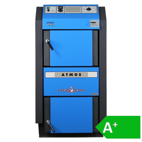 Das Bild zeigt den Atmos Holzvergaserkessel GSE 19 - 49kw, ein Heizgerät zur Verbrennung von Holz. Es handelt sich um einen freistehenden Kessel in blauer Farbgebung mit dem Logo und Schriftzug von Atmos, sowie Bedienelementen und Anzeigen im oberen Bereich des Gehäuses. Links unten am Gerät befindet sich ein Griff. Im unteren Drittel ist eine große Tür zu erkennen. Auf der rechten unteren Ecke des Bildes zeigt ein grünes Energieeffizienzlabel mit der Klassifizierung A+ die Energieeffizienz des Kessels an. Das Bild soll das Design, die Funktionalität und die Energieeffizienz des Produkts präsentieren.