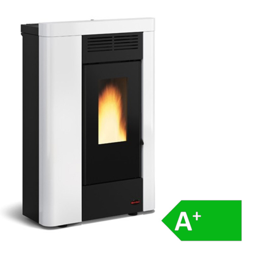 Das Bild zeigt einen Annabella AD EVO 8 kW Pelletofen Extraflame in der Farbe Weiß mit einem sichtbaren Flammenfenster in der Mitte und unterhalb des Ofens einen Bereich für die Pelletzufuhr. Der Ofen steht vor einem weißen Hintergrund. Es gibt ein grünes Energiesiegel mit der Aufschrift A+ im Vordergrund, was auf eine hohe Energieeffizienz des Geräts hinweist. Der Ofen wird zur Beheizung von Innenräumen genutzt, indem Holzpellets als Brennstoff verwendet werden.