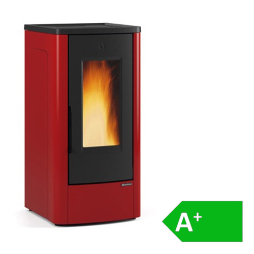 Ein roter Dahiana Plus 10 kW Pelletofen Extraflame mit sichtbarer Flamme hinter einer Glasscheibe, energiebewertet mit A+.