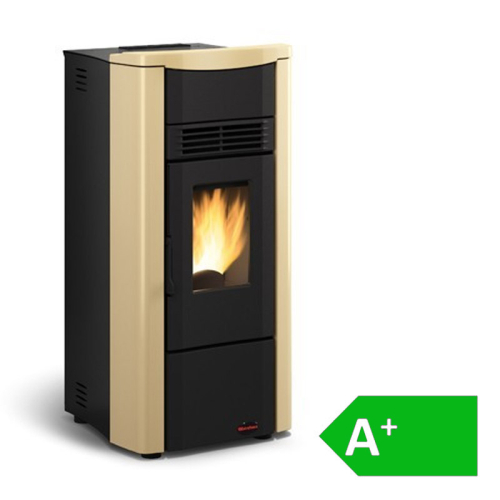 Das Bild zeigt den Giusy Plus Evo 8 kW Pelletofen Extraflame in schwarz und beige vor einem weißen Hintergrund. Eine Flamme ist durch das Sichtfenster zu sehen, was darauf hinweist, dass der Ofen in Betrieb ist. In der unteren rechten Ecke des Bildes ist ein grüner Pfeil mit der Aufschrift A+, was auf die Energieeffizienzklasse des Ofens hinweist. Der Zweck des Bildes ist es, das Design und die Effizienz des Pelletofens zu präsentieren.