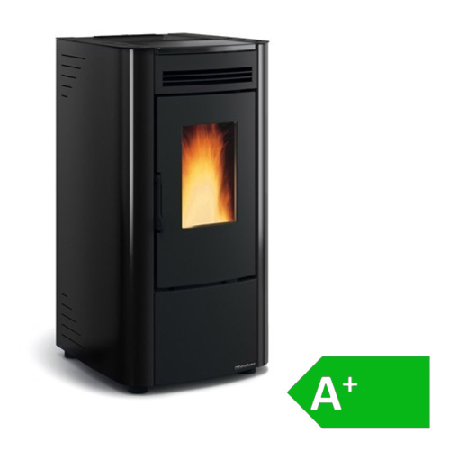 Das Bild zeigt den Ketty Evo 6,5 kW Pelletofen Extraflame mit einem sichtbaren Brennraum, in dem Flammen zu sehen sind. Der Pelletofen ist in elegantem Schwarz gehalten und trägt ein grünes Energieeffizienzlabel der Klasse A+. Der Ofen dient der Beheizung von Wohnräumen mittels Pellets als Brennstoff.