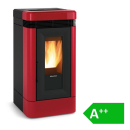 Das Bild zeigt den Lucia 12 kW Pelletofen Extraflame in rot mit sichtbarer Flamme durch eine Glastür, darauf hingewiesen durch ein Energieeffizienzlabel A++. Der Ofen dient als Heizgerät für Wohnräume, das über die Verbrennung von Pellets Wärme abgibt.