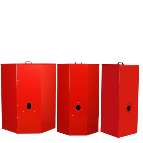 Das Bild zeigt drei Pellet Blechsilos in roter Farbe, dargestellt in verschiedenen Größen. Sie sind achteckig geformt und verfügen über Öffnungen für den Ein- und Austritt der Pellets. Die Silos werden für die Lagerung und Handhabung von Pellets in Heizsystemen verwendet.
