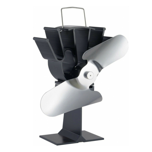 Das Bild zeigt einen schwarzen Edelstahl-Ofenventilator mit vier Flügeln auf einem Ständer. Der Ventilator ist darauf ausgelegt, die von einem Ofen abgegebene Wärme effizienter im Raum zu verteilen.