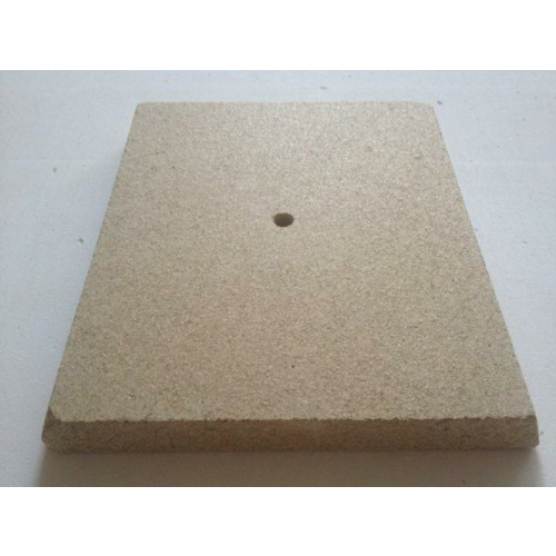 Ein Foto zeigt eine rechteckige Vermiculite Platte mit den Maßen 23,2x22x3 cm. Sie liegt flach auf einer ebenen Oberfläche und es ist eine Bohrung in der Mitte zu erkennen. Dieses Bild dient dazu, das Produkt, seine Textur und Farbe sowie die genauen Abmessungen und die Position der Bohrung zu veranschaulichen.