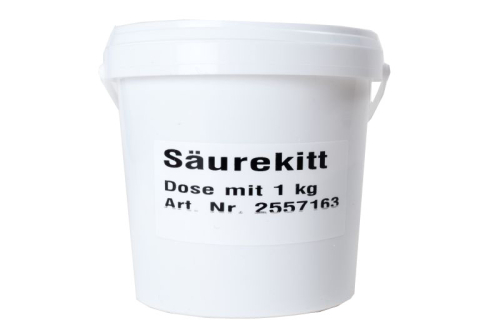 Das Bild zeigt einen weißen Kunststoffeimer mit dem Aufdruck Säurekitt Dose mit 1 kg, zusätzlich ist die Artikelnummer Art. Nr. 2557163 angegeben. Das Produkt, Säurekitt, ist offensichtlich in dem Eimer verpackt und das Bild dient dazu, das Produkt und seine Verpackung zu präsentieren, sodass potenzielle Käufer eine Vorstellung von der Größe und dem Erscheinungsbild des Produkts erhalten.