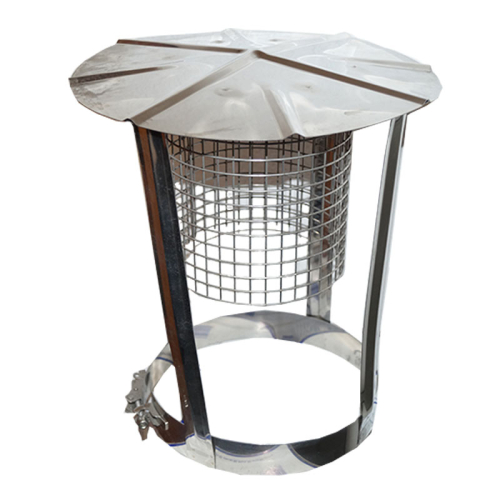 Das Bild zeigt eine Regenhaube aus Edelstahl mit Funkenschutz und einer Spannschelle. Das Produkt misst 240mm und wird als 2. Wahl aufgrund möglicher Lagerspuren als Sonderangebot präsentiert. Der Zweck des Bildes ist es, das Produkt für potentielle Käufer darzustellen, damit diese die Regenhaube, ihre Eigenschaften und den Zustand beurteilen können. Diese Art von Regenhaube wird üblicherweise auf Schornsteinrohren montiert, um vor Regen zu schützen und Funkenflug zu verhindern.