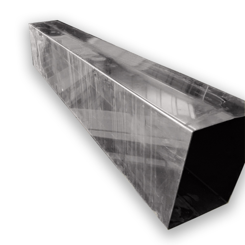 Das Bild zeigt das Produkt Edelstahlschacht Rohr 133x193mm 1000mm lang einwandig, 0,6mm 2. Wahl mit eventuellen Lagerspuren. Es handelt sich um ein längliches, rechteckiges Edelstahlrohr mit einer Wandstärke von 0,6 mm und den Maßen 133 x 193 mm in der Vorderansicht. Das Rohr ist auf einer Seite offen zu sehen, was die Innenansicht des einwandigen Rohres ermöglicht. Das Bild dient dazu, dem potenziellen Käufer das Aussehen und die Beschaffenheit des Edelstahlschachtes zu präsentieren und dabei die Merkmale und die Qualität des Produktes hervorzuheben.
