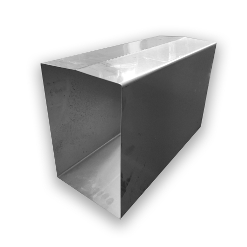Das Bild zeigt einen Edelstahlschacht in Form eines rechteckigen Rohrs mit den Maßen 133x193mm und einer Länge von 500mm, gefertigt aus einwandigem Edelstahl mit einer Materialstärke von 0,6mm. Das Produkt ist als 2. Wahl klassifiziert und zeigt eventuelle Lagerspuren. Der Schacht kann in verschiedenen Installationskontexten verwendet werden, wo ein robuster, korrosionsbeständiger Luft- oder Abgaskanal benötigt wird.