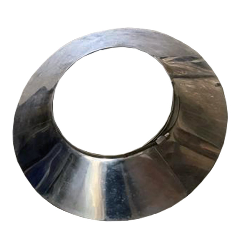 Das Bild zeigt eine Edelstahl Wandrosette Wetterkragen DN180-190mm einwandig, die als 2. Wahl kategorisiert wird und eventuell Lagerspuren aufweist. Das Produkt verwendet man üblicherweise in der Installation von Ofenrohren oder Kaminen, um den Übergang durch eine Wand abzudichten und zu verblenden. Es dient zur optischen Aufwertung und stellt gleichzeitig einen Witterungsschutz dar. Die Wandrosette ist typischerweise rund mit einer zentralen Öffnung und einem flachen Rand zur Befestigung an der Wand.