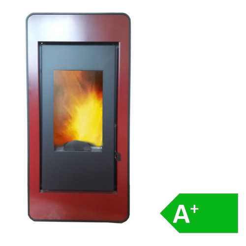 Das Bild zeigt den CMG Pelletofen LP UP 9 kW in der Farbe Rot. Hervorstechend ist die transparente Tür, durch die man die lodernden Flammen im Inneren des Ofens sehen kann. Im unteren Bereich ist das Pelletbrenngefäß zu erkennen. Das Produkt trägt das Energieeffizienzlabel A+, welches im Bild rechts unten als grüne Plakette zu sehen ist. Das Bild dient zur visuellen Präsentation des Pelletofens für potenzielle Käufer und zur Hervorhebung seiner Designmerkmale sowie der Energieeffizienz.