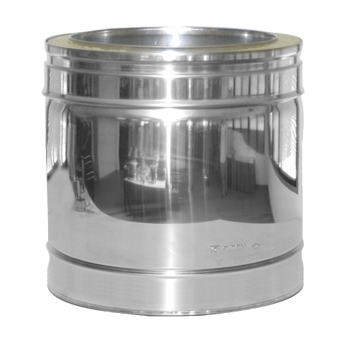 Das Bild zeigt das Produkt Raab Edelstahl DW-FU KAGO Längenelement 250 mm DN180 doppelwandig, 0,6mm 2. Wahl mit möglichen Lagerspuren. Es handelt sich um ein zylindrisches Bauteil aus Edelstahl, das Teil eines doppelwandigen Schornsteinsystems ist. Das Bauteil weist eine glänzende Oberfläche auf, an seinem oberen und unteren Ende befinden sich Anschlüsse beziehungsweise Verbindungselemente für weitere Schornsteinkomponenten. Der Zweck des Bildes ist es, das Aussehen und die Beschaffenheit des Schornsteinelements für potentielle Käufer darzustellen.