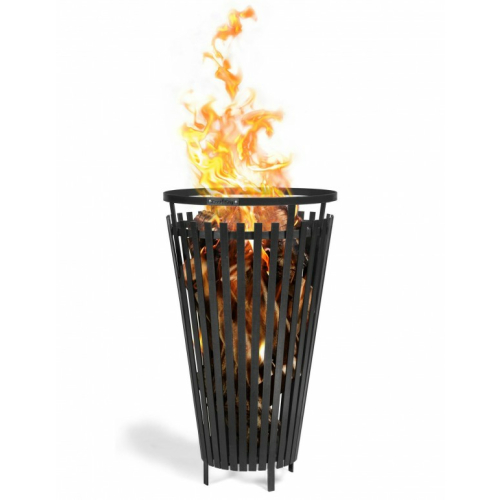 Ein Feuerkorb Flame mit einem Durchmesser von 45 cm, in dem Holzscheite brennen und Flammen aus dem oberen Rand schlagen. Der Korb hat ein modernes Design mit vertikalen Streben und steht auf einem festen Boden. Er dient als Wärmequelle und dekoratives Element für Außenbereiche.