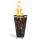 Ein Feuerkorb Flame mit einem Durchmesser von 45 cm, in dem Holzscheite brennen und Flammen aus dem oberen Rand schlagen. Der Korb hat ein modernes Design mit vertikalen Streben und steht auf einem festen Boden. Er dient als Wärmequelle und dekoratives Element für Außenbereiche.