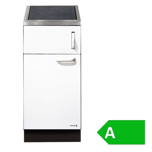 Das Bild zeigt den Wamsler Küchenherd K 140 C mit Ceranplatte. Es handelt sich um einen freistehenden Küchenherd in weißer Farbe mit einer schwarzen Kochplatte aus Ceran. Unter der Kochplatte befindet sich eine Ofentür mit Griff. Der Herd ist für das Kochen und Backen in der Küche konzipiert. Am unteren Rand des Geräts ist das Logo der Marke Wamsler zu erkennen. Auf der rechten Seite des Bildes befindet sich ein grünes Etikett mit dem Buchstaben A, was auf eine Energieeffizienzklasse oder eine ähnliche Kennzeichnung hinweisen könnte.