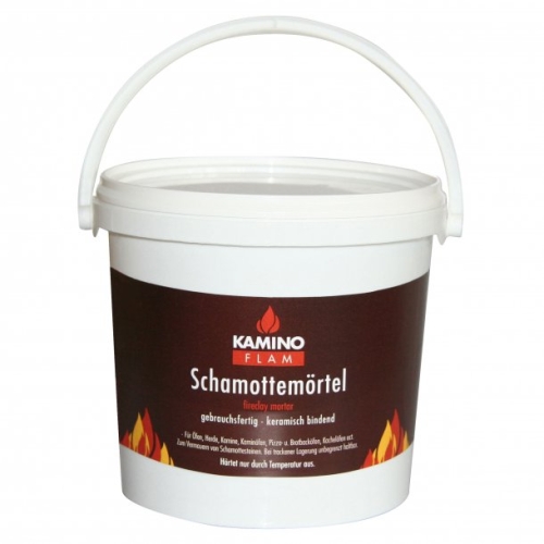 Das Bild zeigt einen 3kg Eimer des Produkts Kaminoflam Schamottemörtel. Der weiße Kunststoffeimer hat einen Griff und ist mit einem Etikett versehen, das den Markennamen KAMINOFLAM und den Produkttitel Schamottemörtel sowie die Beschreibung feuerfester Mörtel – gebrauchsfertig – keramisch abbindend enthält. Unterhalb sind Flammen abgebildet, um die Hitzebeständigkeit des Mörtels zu symbolisieren. Auf dem Etikett steht weiterhin, dass der Mörtel für Öfen, Herde, Kamine, Kaminkassetten, Feuer- und Backofentüren sowie Kachelöfen geeignet ist und als Fugenmasse von Schamottesteinen bzw. für Reparaturen im Hochtemperaturbereich verwendet wird. Es wird darauf hingewiesen, dass der Mörtel hitzebeständig aber nicht dauernass fest ist.