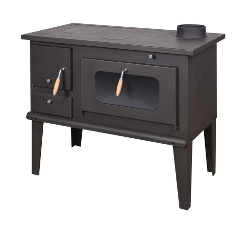 Das Bild zeigt den Küchenherd Klein 4014 aus Stahl mit einer Leistung von 7,9 kW. Der Herd ist in Schwarz gefertigt und hat eine Kochplatte oben, eine Ofentür mit einem Sichtfenster in der Mitte und zwei Bedienknöpfe mit Holzgriffen. Unten befinden sich eine weitere kleine Klappe und Bedienelemente. Der Herd steht auf vier Beinen und hat rechts oben ein Abgasrohr. Im Vordergrund ist ein grünes Energieeffizienzlabel mit der Klassifikation A+ zu sehen, was auf eine hohe Energieeffizienz des Produktes hinweist.