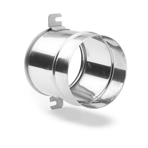 Das Bild zeigt das Produkt Dinak SW6 Anschlussteil für T-Stück 90° 110-200mm. Der Gegenstand auf dem Bild ist ein zylindrisches Metallteil mit einem glänzenden Finish. Es verfügt über ein Montagesystem mit einer Klammer, die es ermöglicht, das Anschlussteil an einem T-Stück einer Abgasleitung oder eines Schornsteins zu befestigen. Dieses spezifische Teil wird verwendet, um Rohrsegmente sicher miteinander zu verbinden und eine stabile und rauchdichte Verbindung innerhalb des Rauchabzugssystems zu gewährleisten.