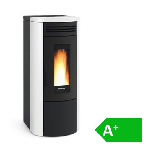 Das Bild zeigt den Costanza Idro hermetisch wasserführender Pelletofen Extraflame vor einem weißen Hintergrund. Der Pelletofen ist hauptsächlich schwarz mit weißen Elementen an der Oberseite und Seite und hat ein Sichtfenster, durch das man die Flamme sehen kann. Im unteren Bereich ist der Name Extraflame zu erkennen. In der unteren rechten Ecke des Bildes befindet sich ein grünes Energiesiegel mit der Klassifizierung A+, was auf eine hohe Energieeffizienz des Ofens hinweist. Der Zweck des Bildes ist es, das Produkt in einer klaren und ansprechenden Art zu präsentieren, um potenzielle Käufer zu informieren und anzulocken.