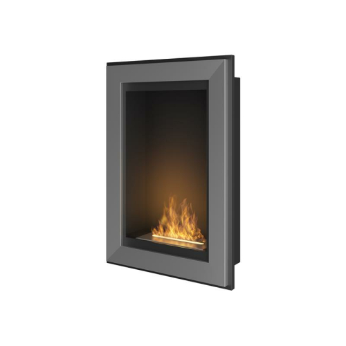 Das Bild zeigt den Bioethanol Ofen Frame 550 mit lebendigem Feuer im Betrieb, eingefasst in einen modernen, rechteckigen Rahmen mit einer minimalistischen und eleganten Ausstrahlung. Es dient dazu, das Design und die Funktionsweise des Produktes zu veranschaulichen.